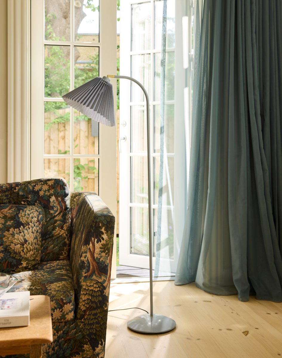 Medina Gris lampadaire De Halo Design - Sa structure en métal gris est mise en valeur par un magnifique abat-jour plissé en tissu assorti et des détails décoratifs en laiton.
