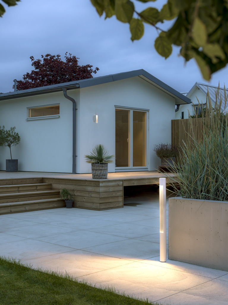 Udine 97cm Blanc bornes De Konstsmide - Ce lampadaire moderne et élégant est idéal pour éclairer les allées ou les jardins avec une lumière douce et économe en énergie.