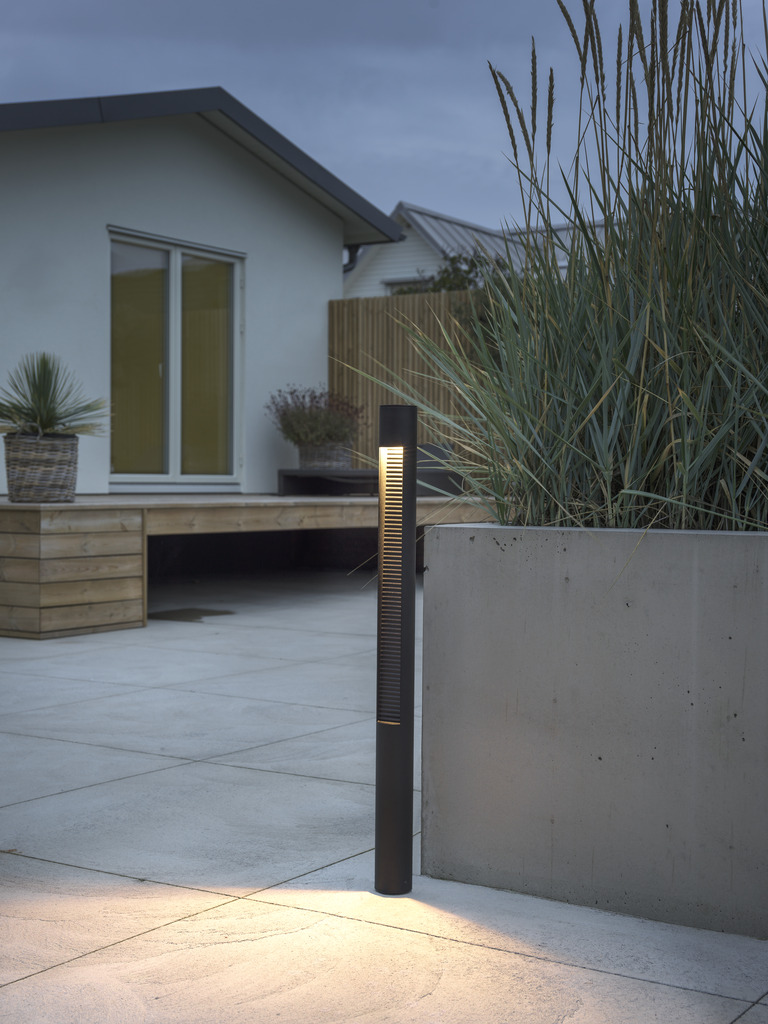 Udine 97cm Noir bornes De Konstsmide - Ce lampadaire moderne et élégant est idéal pour éclairer les allées ou les jardins avec une lumière douce et économe en énergie.