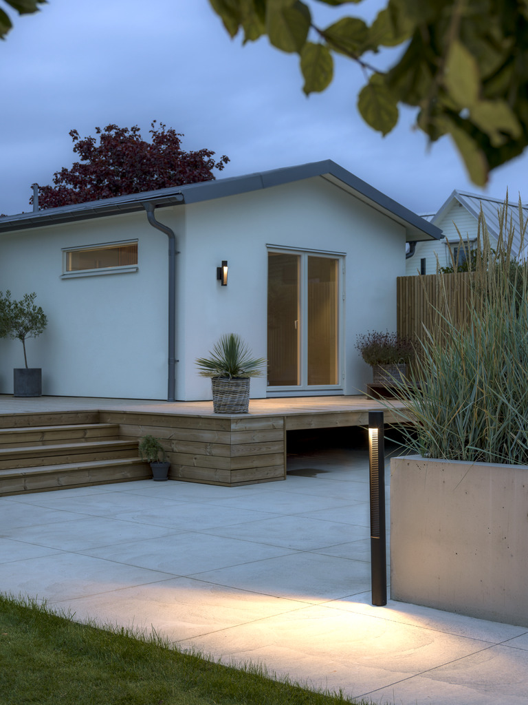 Udine 97cm Noir bornes De Konstsmide - Ce lampadaire moderne et élégant est idéal pour éclairer les allées ou les jardins avec une lumière douce et économe en énergie.