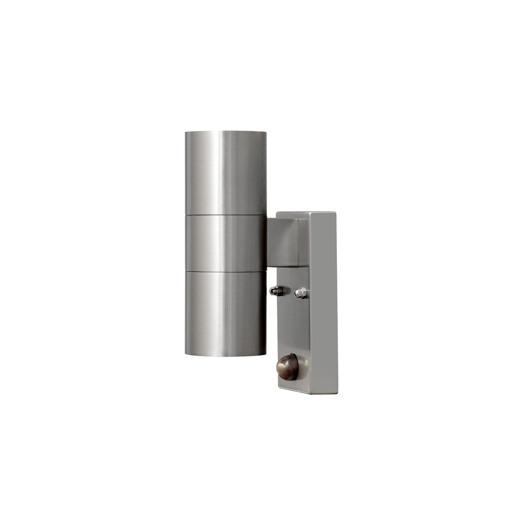 Modena Argent lampe d’extérieur De Konstsmide - Le design élégant et moderne de la lampe s'intègre dans n'importe quelle façade et s'allume automatiquement lorsqu'elle détecte un mouvement, offrant une sécurité supplémentaire dans les entrées et les allées.