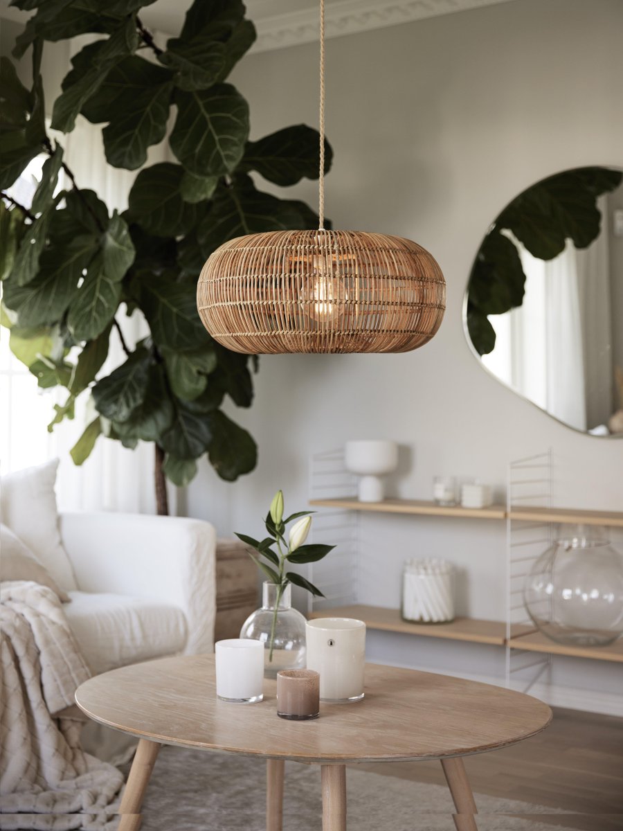 Zuri Ø50 Nature suspension De PR Home - Un câble textile torsadé de couleur jute avec une douille de plafond blanche pour une utilisation en intérieur est inclus.