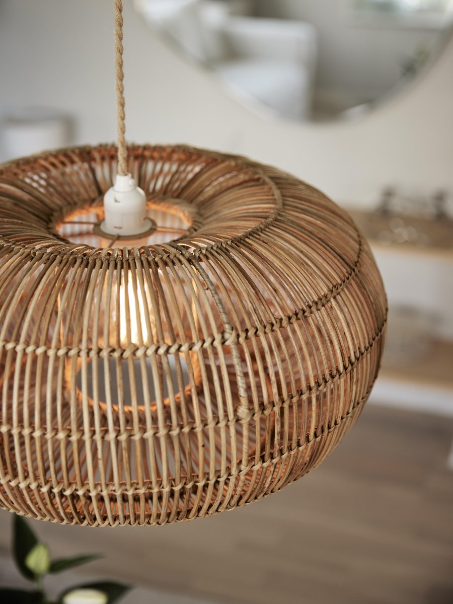 Zuri Ø50 Nature suspension De PR Home - Un câble textile torsadé de couleur jute avec une douille de plafond blanche pour une utilisation en intérieur est inclus.