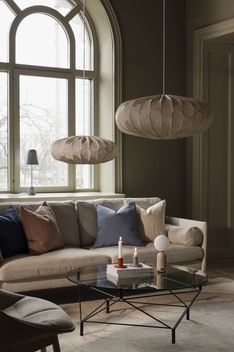Bladverk Abat-Jour S/Suspension Ø70 Beige suspension De Globen Lighting - Sa structure métallique, en forme de feuilles entrelacées, crée une texture élégante et confère à l'abat-jour son allure unique.