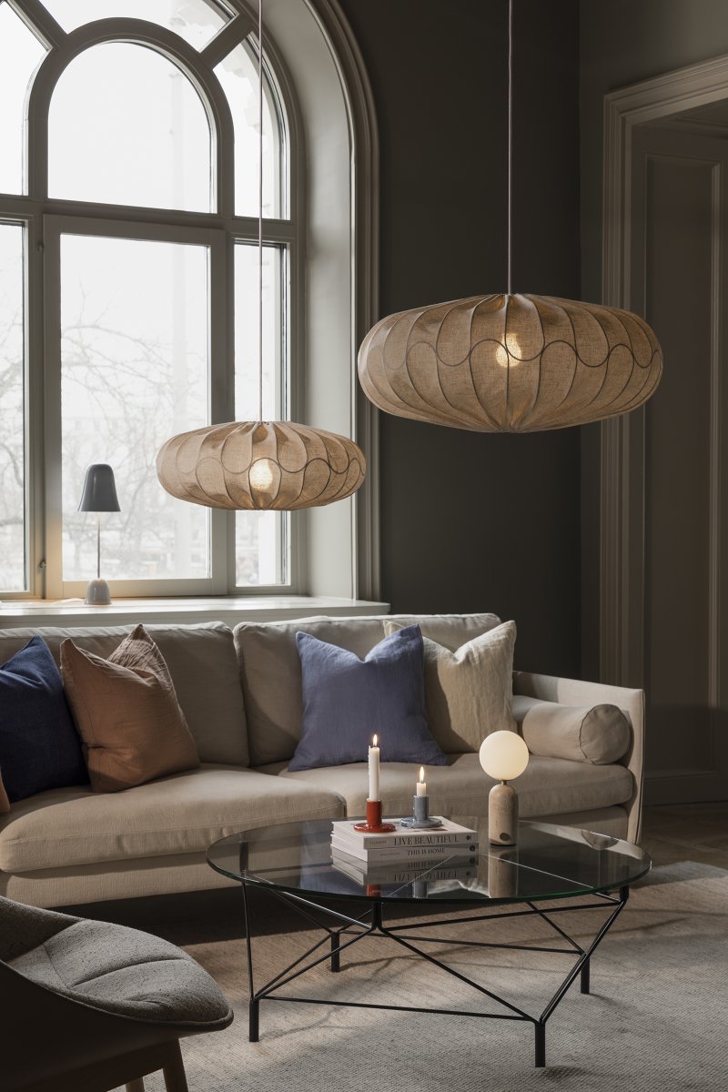 Bladverk Abat-Jour S/Suspension Ø70 Beige suspension De Globen Lighting - Sa structure métallique, en forme de feuilles entrelacées, crée une texture élégante et confère à l'abat-jour son allure unique.