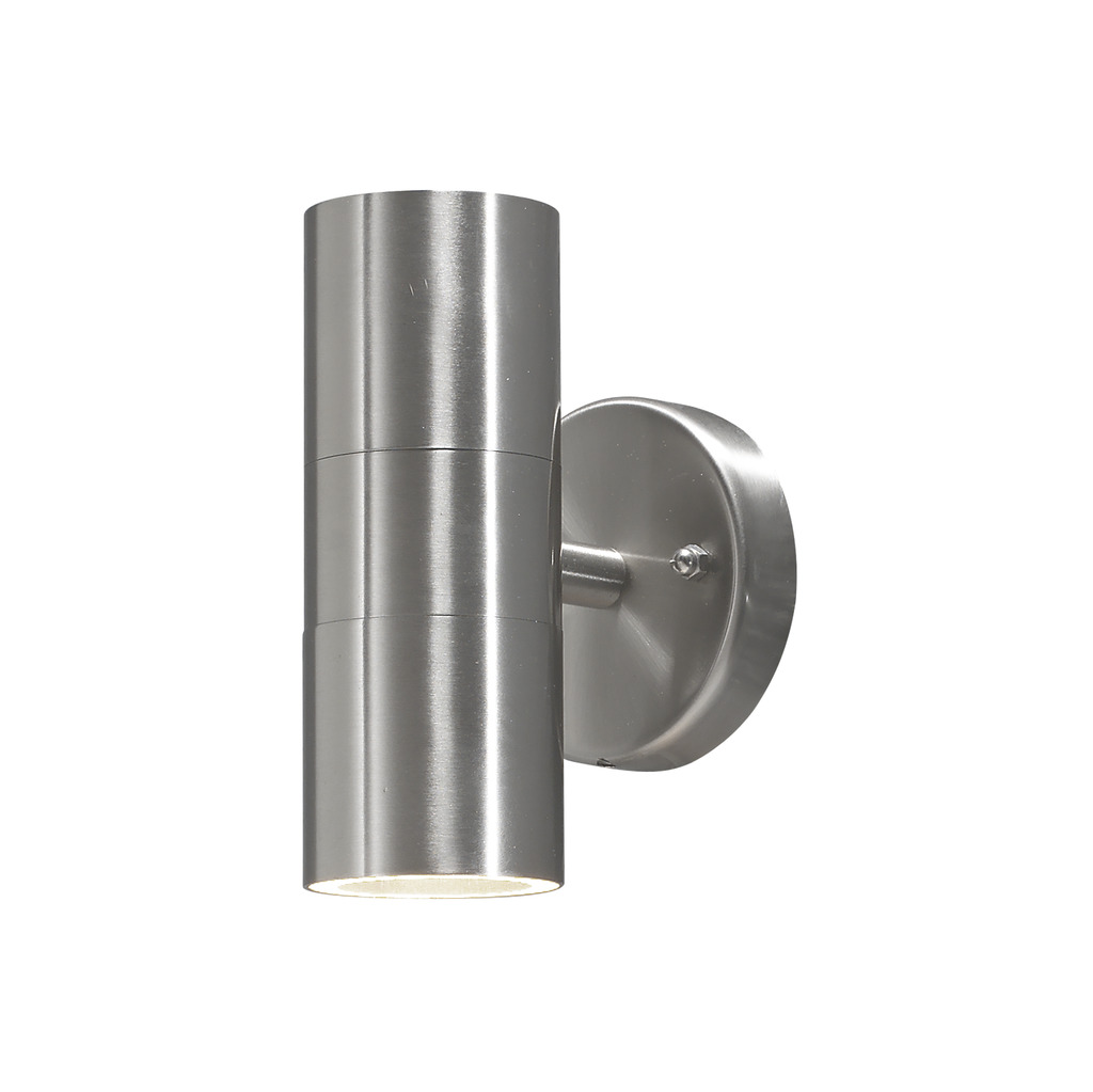 Modena Argent lampe d’extérieur De Konstsmide - Le design minimaliste avec des détails en verre transparent ajoute une touche sophistiquée et crée un beau jeu de lumière qui met en valeur la façade.
