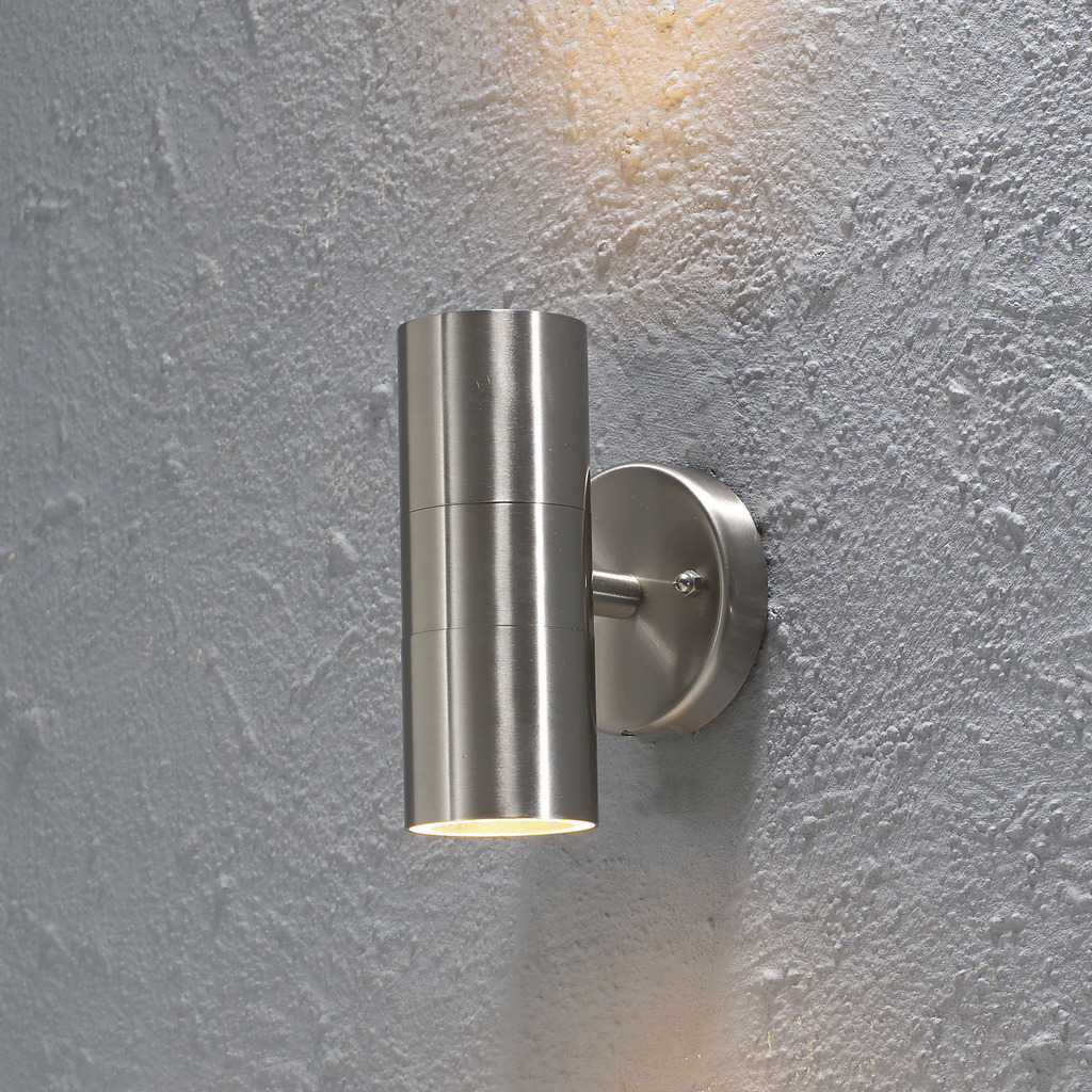 Modena Argent lampe d’extérieur De Konstsmide - Le design minimaliste avec des détails en verre transparent ajoute une touche sophistiquée et crée un beau jeu de lumière qui met en valeur la façade.