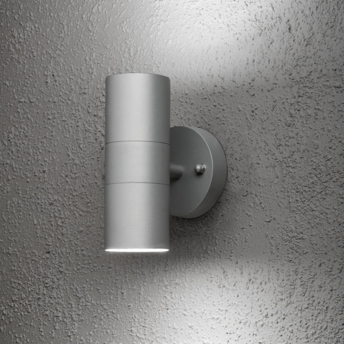 Modena Gris lampe d’extérieur De Konstsmide - Modena est une applique murale moderne en aluminium laqu&eacute; gris et verre transparent, qui conf&egrave;re une allure &eacute;l&eacute;gante et intemporelle &agrave; toute fa&ccedil;ade.