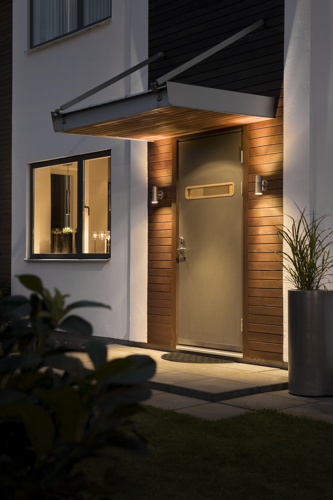 Modena Acier galvanisé lampe d’extérieur De Konstsmide - Le design minimaliste avec des d&eacute;tails en verre transparent ajoute une touche sophistiqu&eacute;e et cr&eacute;e un beau jeu de lumi&egrave;re qui met en valeur la fa&ccedil;ade.