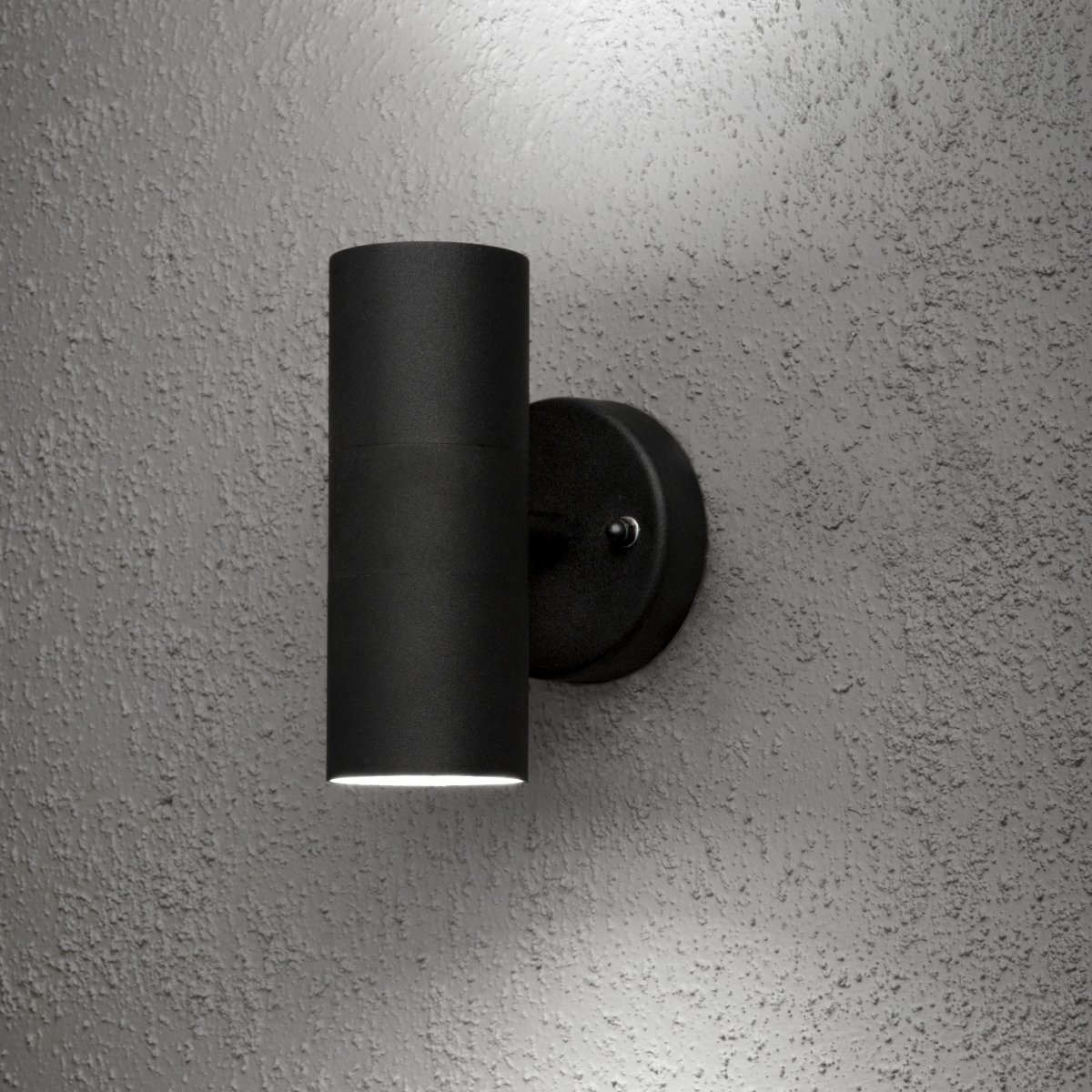 Modena Noir lampe d’extérieur De Konstsmide - Modena est une applique murale moderne en aluminium laqu&eacute; noir et verre transparent, qui conf&egrave;re une allure &eacute;l&eacute;gante et intemporelle &agrave; toute fa&ccedil;ade.