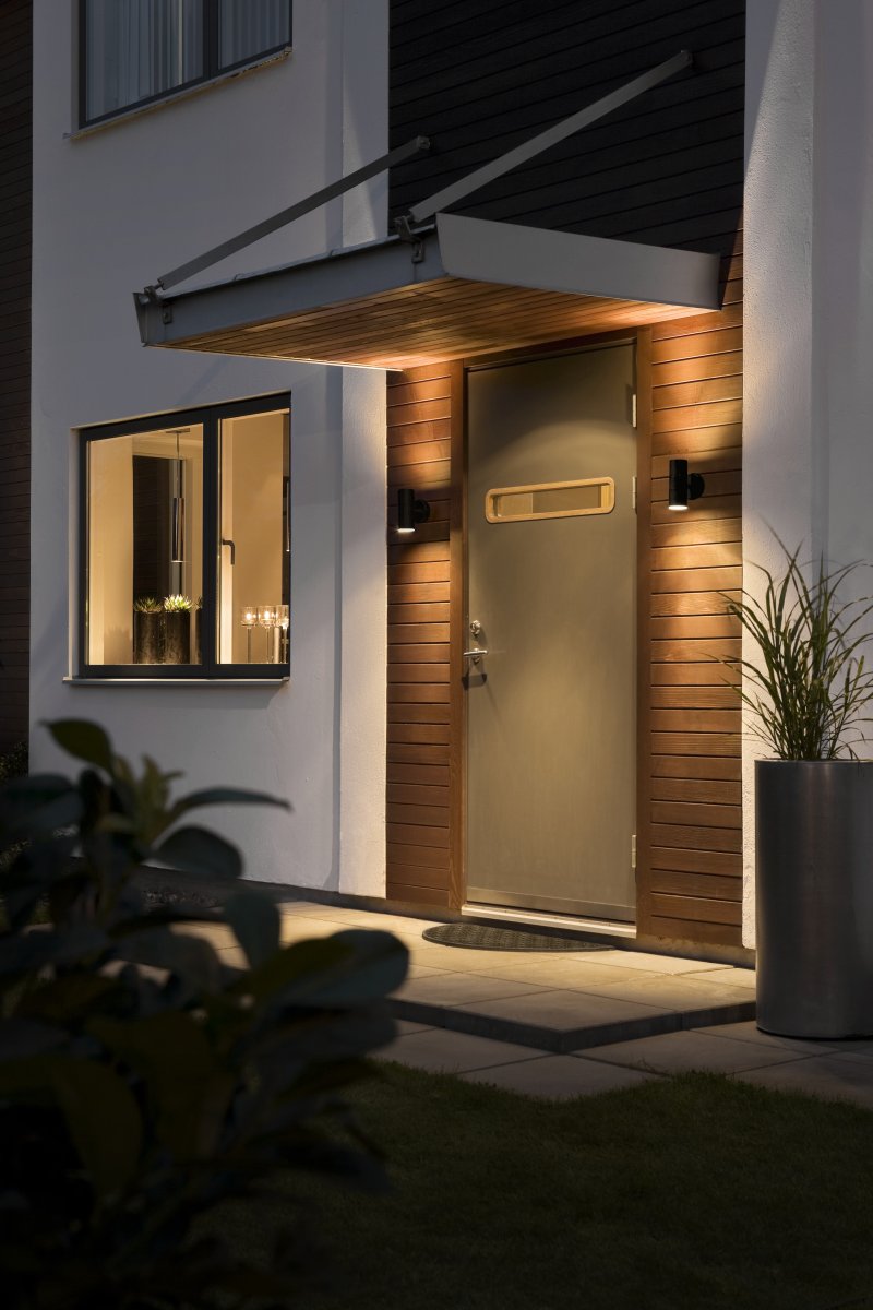 Modena Noir lampe d’extérieur De Konstsmide - Modena est une applique murale moderne en aluminium laqu&eacute; noir et verre transparent, qui conf&egrave;re une allure &eacute;l&eacute;gante et intemporelle &agrave; toute fa&ccedil;ade.
