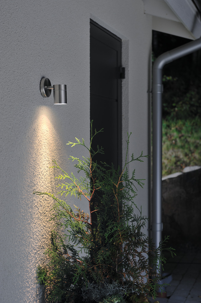 Modena Inoxydable lampe d’extérieur De Konstsmide - La lampe dirige la lumière vers le bas et crée une lueur douce et agréable qui offre sécurité et élégance dans les espaces extérieurs.