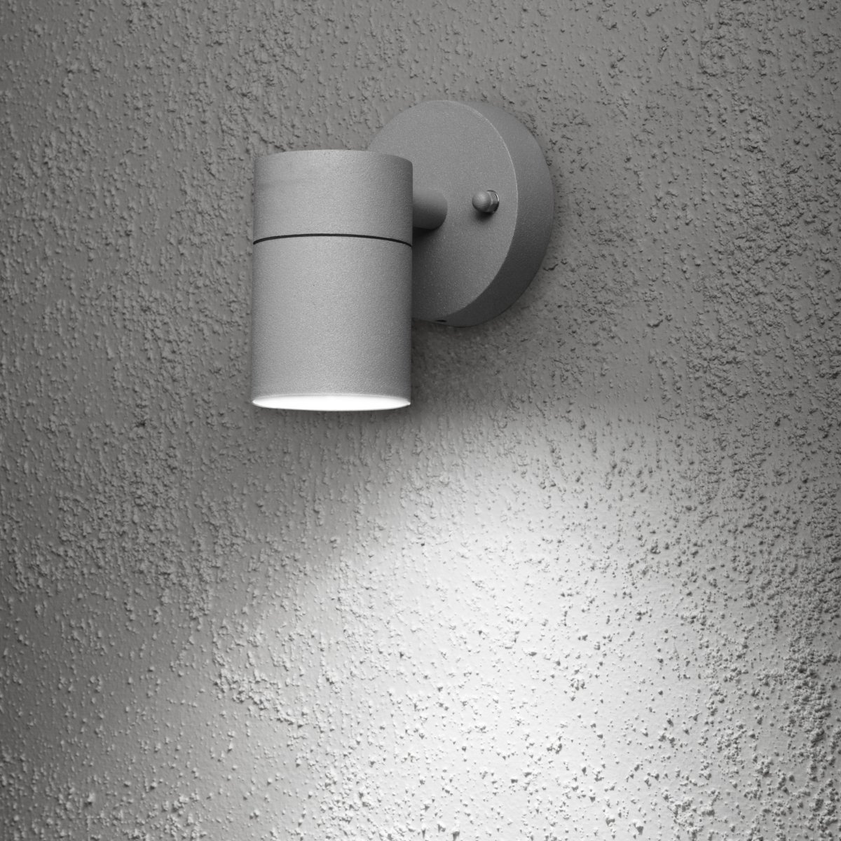 Modena Gris lampe d’extérieur De Konstsmide - La lumi&egrave;re dirig&eacute;e vers le bas cr&eacute;e un &eacute;clairage doux et efficace qui met en valeur la fa&ccedil;ade et offre un agr&eacute;able &eacute;clairage ext&eacute;rieur.
