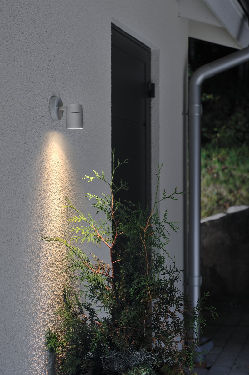 Modena Gris lampe d’extérieur De Konstsmide - La lumi&egrave;re dirig&eacute;e vers le bas cr&eacute;e un &eacute;clairage doux et efficace qui met en valeur la fa&ccedil;ade et offre un agr&eacute;able &eacute;clairage ext&eacute;rieur.