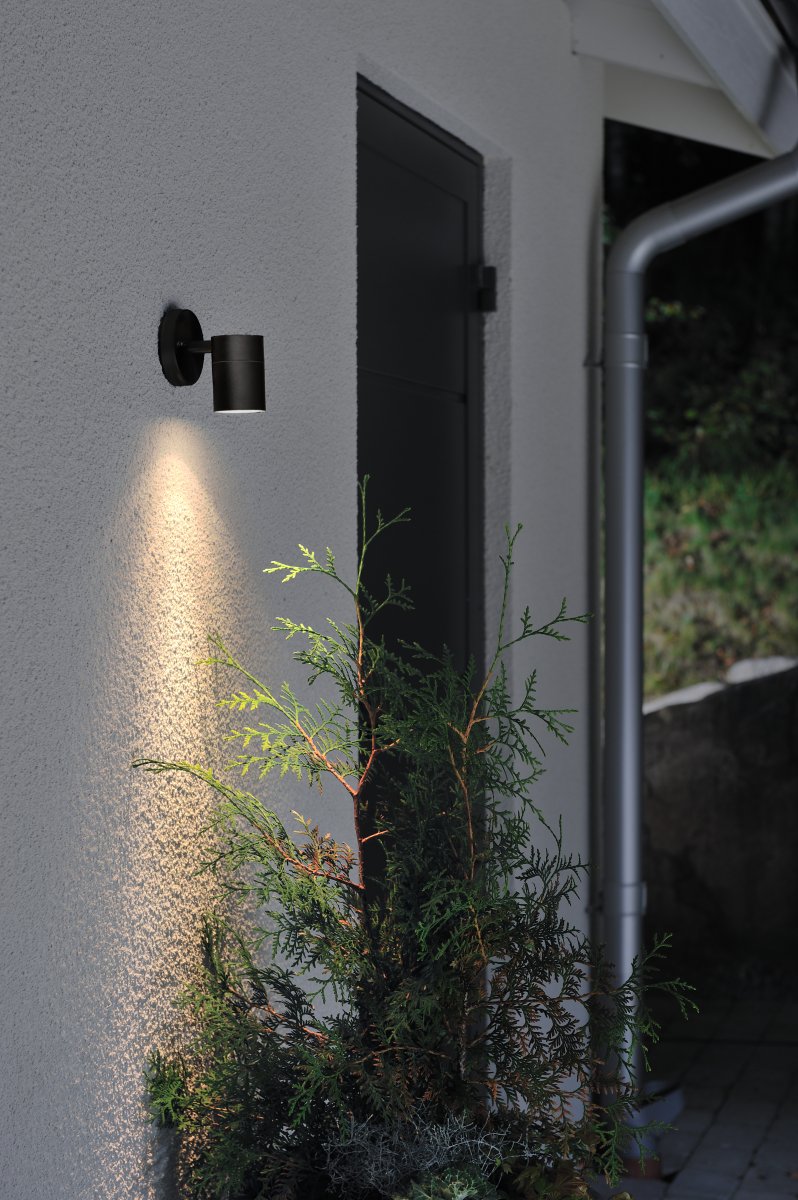 Modena Noir lampe d’extérieur De Konstsmide - La lumi&egrave;re dirig&eacute;e vers le bas cr&eacute;e un &eacute;clairage doux et efficace qui met en valeur la fa&ccedil;ade et offre un agr&eacute;able &eacute;clairage ext&eacute;rieur.