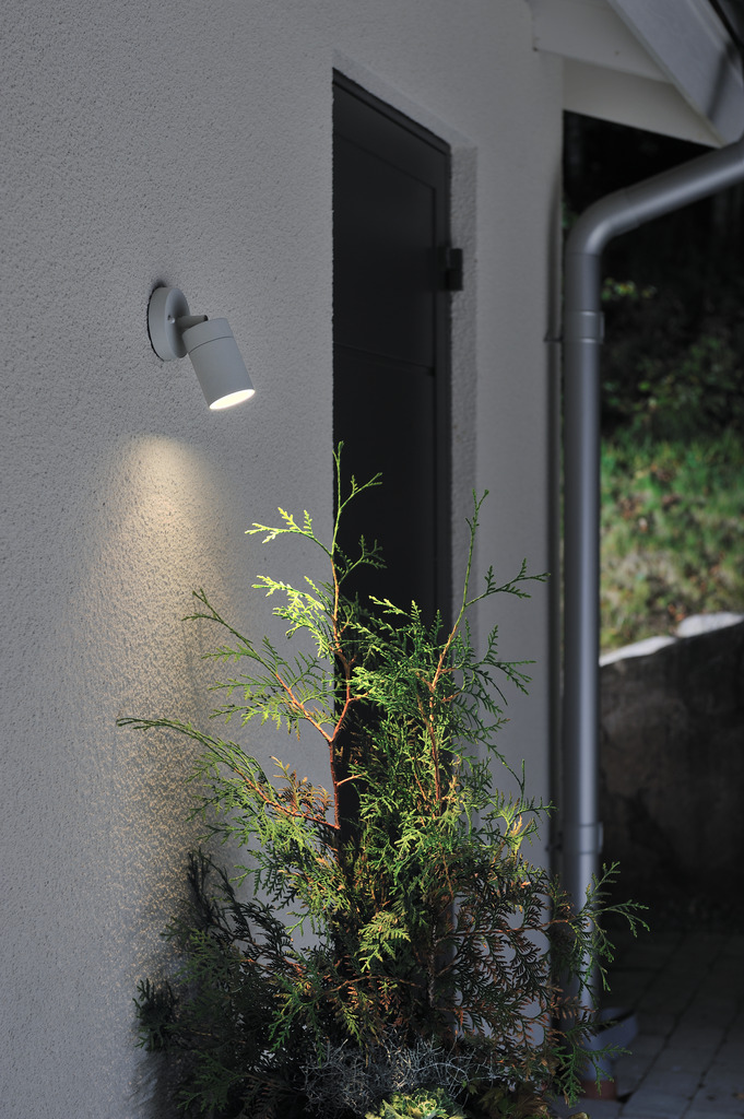Modena Gris lampe d’extérieur De Konstsmide - La lampe est r&eacute;glable, fournissant une lumi&egrave;re pratique et efficace qui ajoute s&eacute;curit&eacute; et &eacute;l&eacute;gance aux espaces ext&eacute;rieurs.