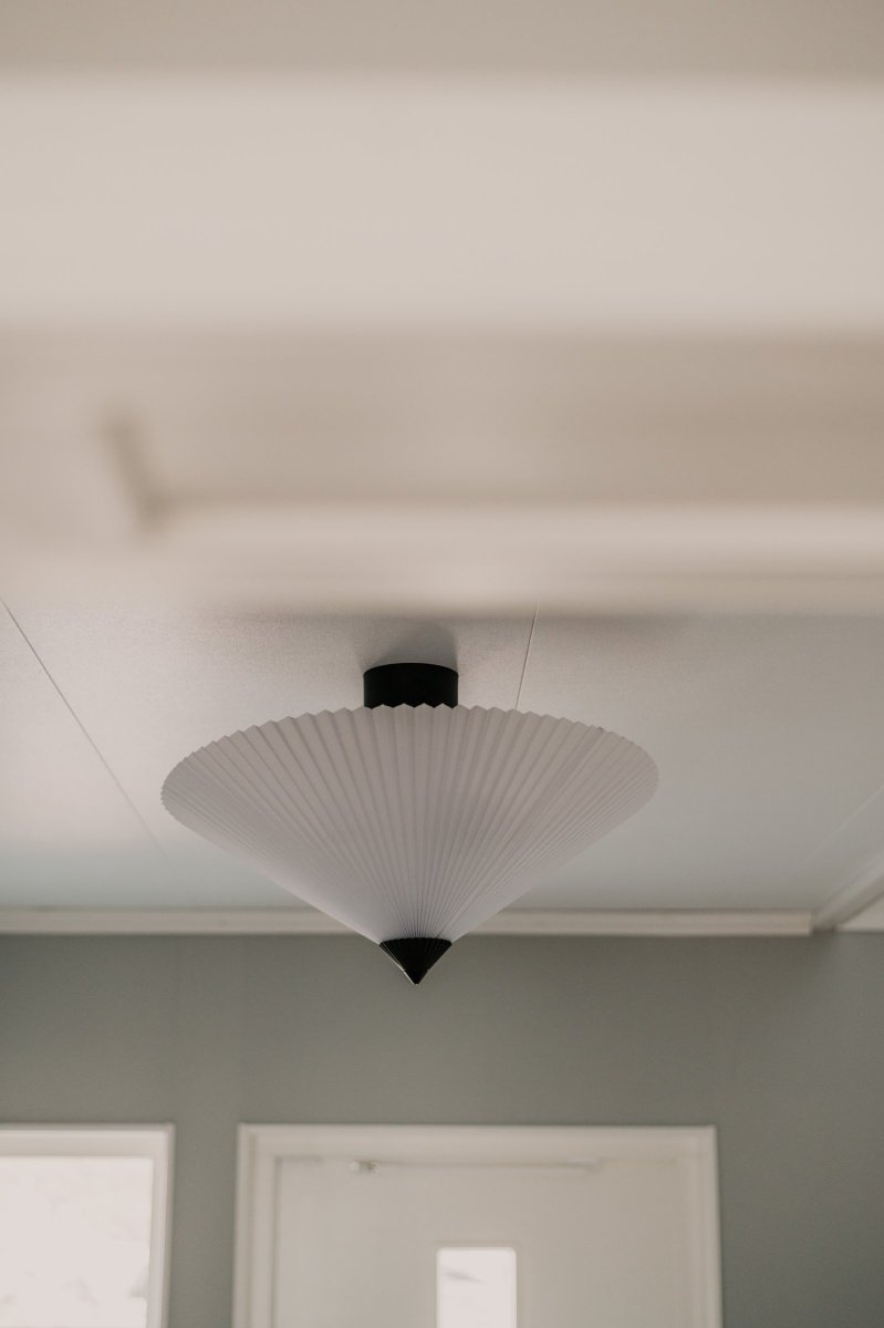 Matisse Ø60 Blanc plafonnier De Globen Lighting - La lampe est dot&eacute;e d'un abat-jour en textile blanc pliss&eacute; et est d&eacute;cor&eacute;e d'un dessus pliss&eacute; assorti en m&eacute;tal peint en noir mat.