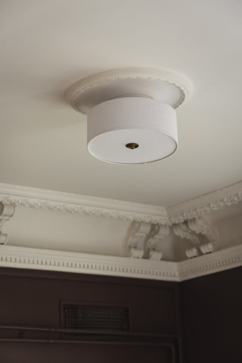 Noah Ø35 Blanc plafonnier De Globen Lighting - Un diffuseur assorti en lin blanc, placé à sa base, adoucit la lumière et crée un effet agréable et diffus.