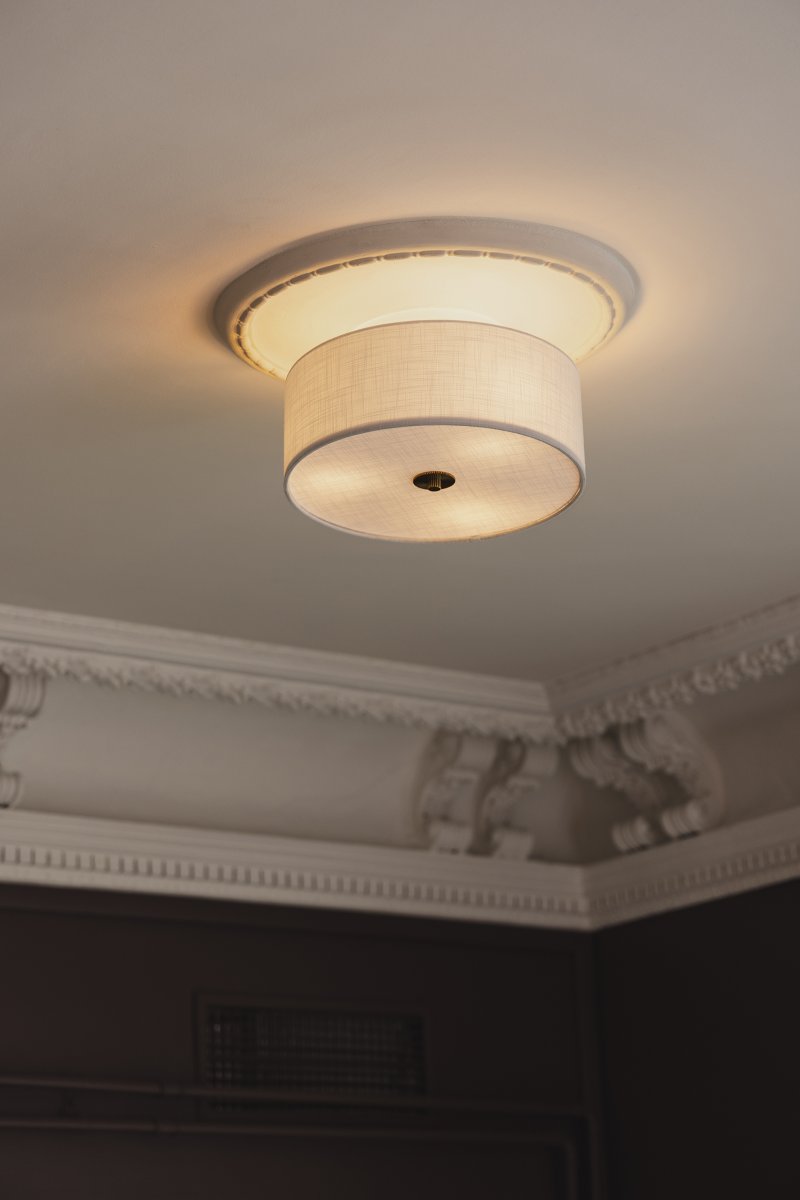 Noah Ø35 Blanc plafonnier De Globen Lighting - Un diffuseur assorti en lin blanc, placé à sa base, adoucit la lumière et crée un effet agréable et diffus.