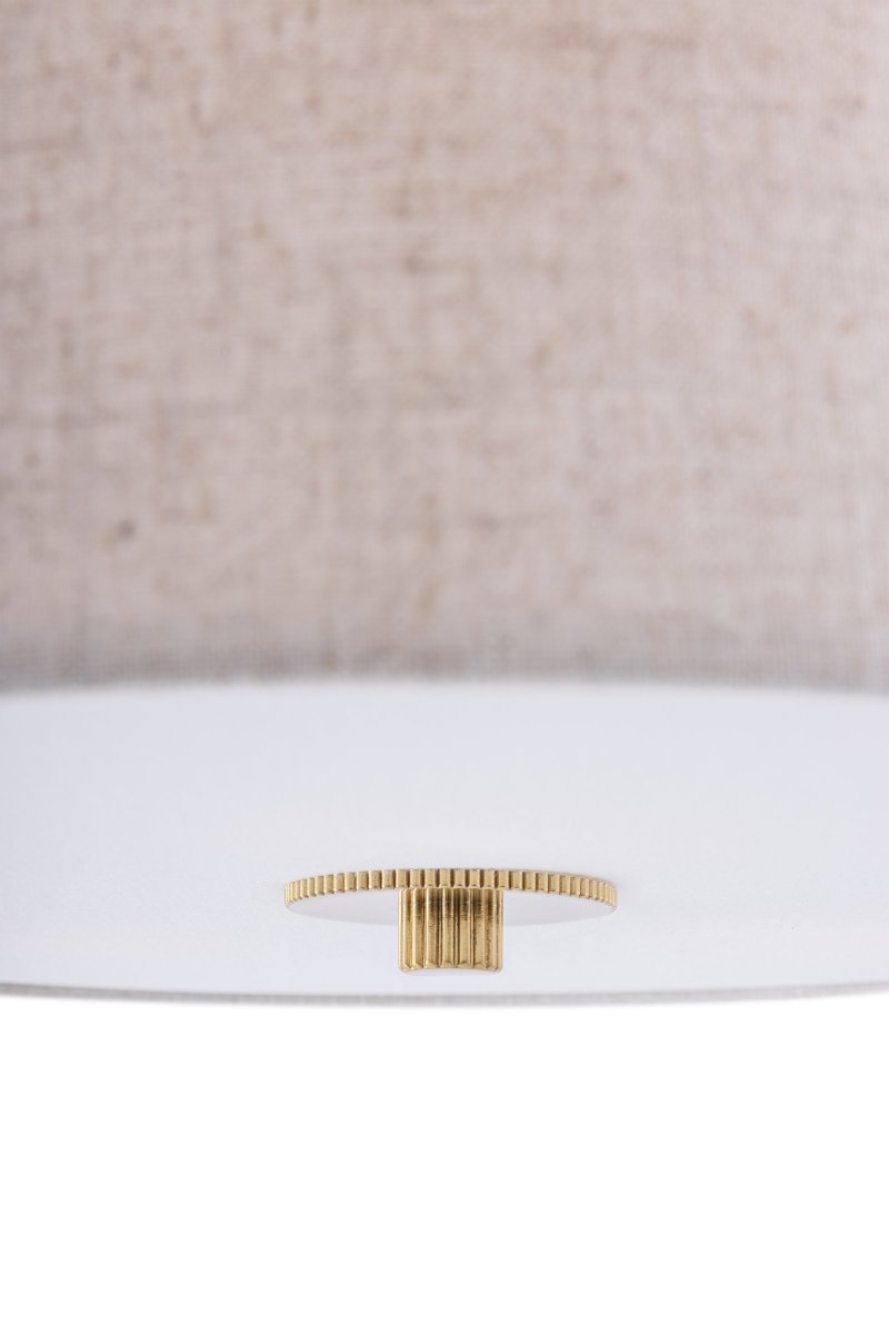 Noah Ø50 Beige plafonnier De Globen Lighting - Il est dot&eacute; d'un d&eacute;tail en laiton poli, d'un tissu &agrave; motifs vibrants et d'un &eacute;cran anti-&eacute;blouissement blanc &agrave; la base pour une lumi&egrave;re agr&eacute;able.