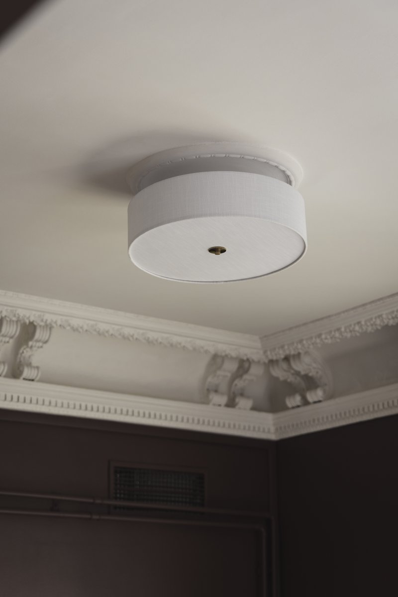 Noah Ø50 Blanc plafonnier De Globen Lighting - Un diffuseur assorti en lin blanc, placé à sa base, adoucit la lumière et crée une ambiance douce et diffuse.