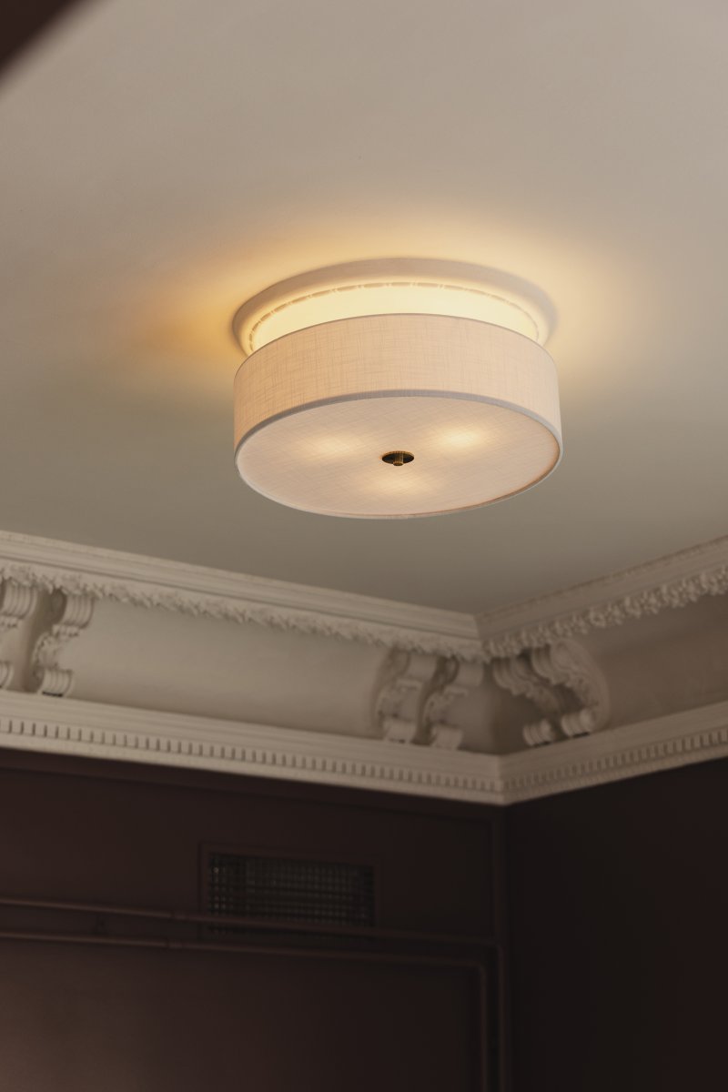 Noah Ø50 Blanc plafonnier De Globen Lighting - Un diffuseur assorti en lin blanc, placé à sa base, adoucit la lumière et crée une ambiance douce et diffuse.
