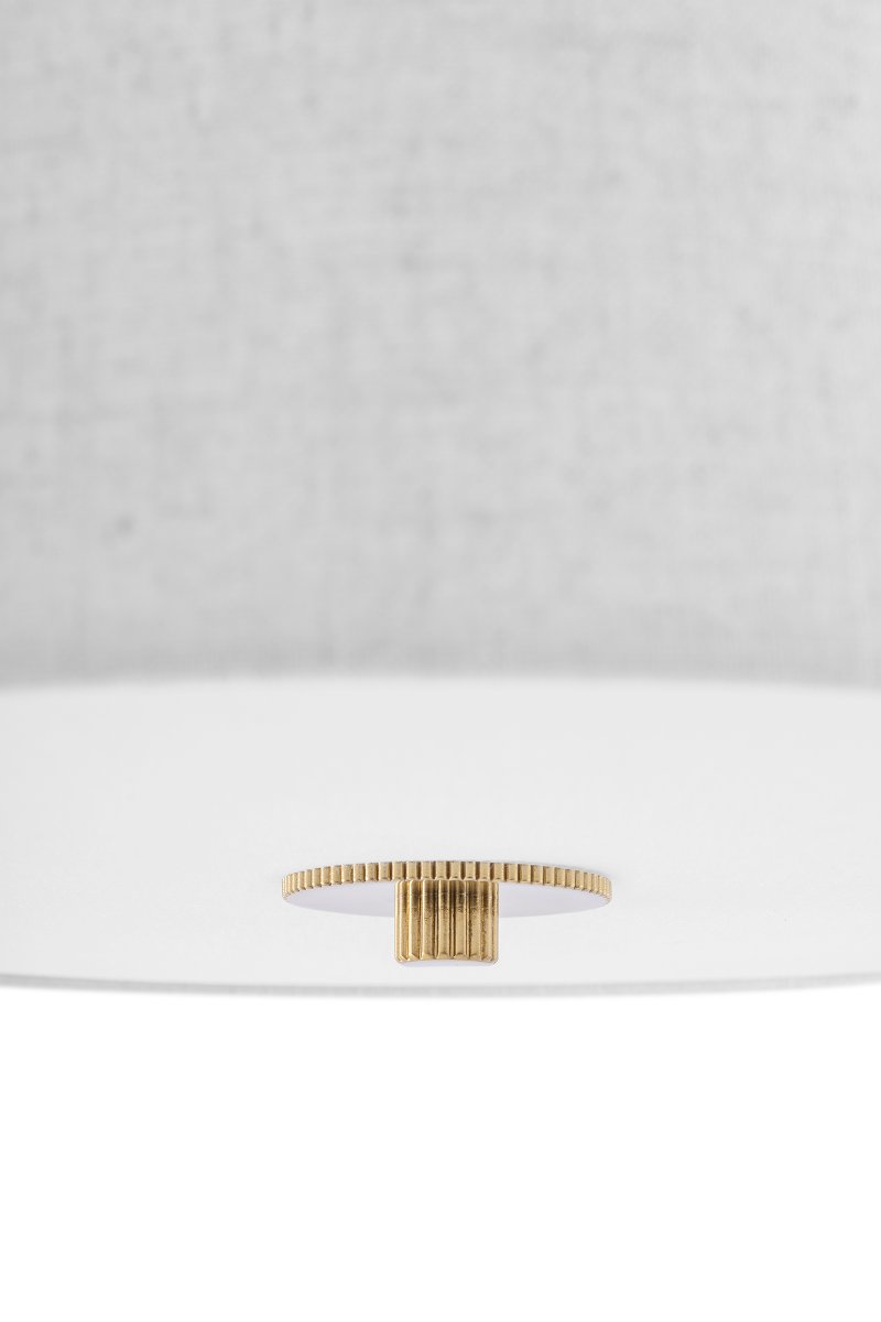 Noah Ø50 Blanc plafonnier De Globen Lighting - Un diffuseur assorti en lin blanc, placé à sa base, adoucit la lumière et crée une ambiance douce et diffuse.