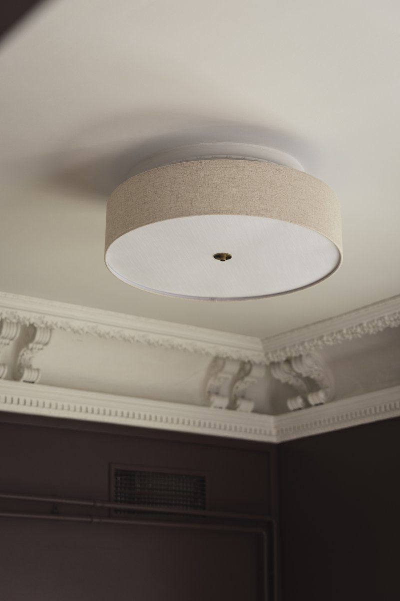 Noah Ø65 Beige plafonnier De Globen Lighting - Le plafonnier Noah, fabriqué artisanalement en lin teint, est un élément décoratif à la fois simple et élégant.