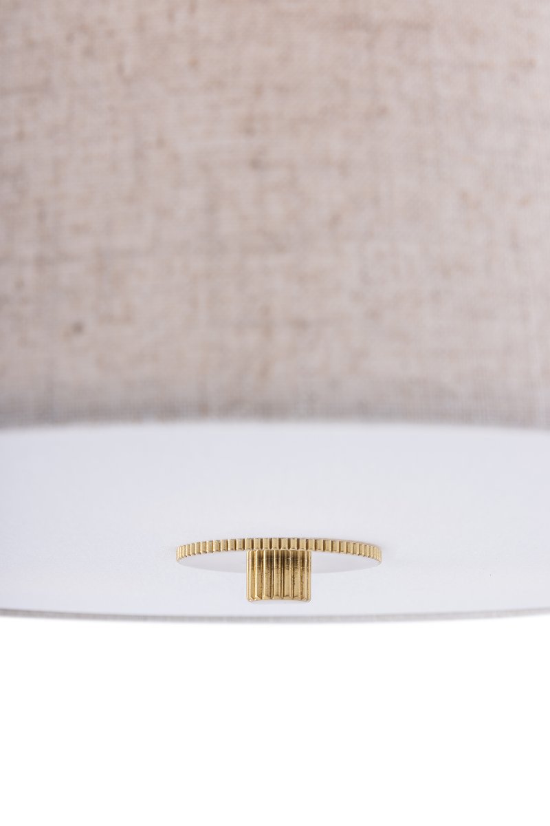 Noah Ø65 Beige plafonnier De Globen Lighting - Le plafonnier Noah, fabriqué artisanalement en lin teint, est un élément décoratif à la fois simple et élégant.