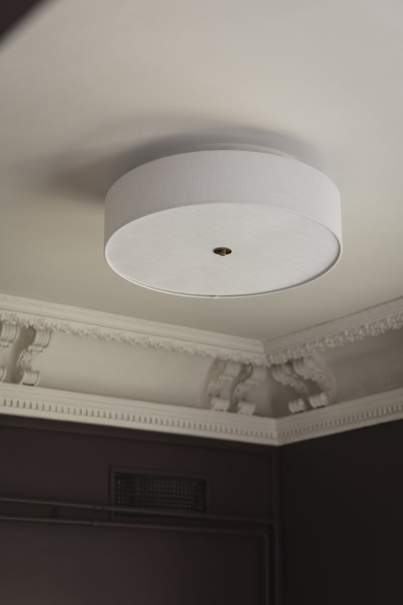 Noah Ø65 Blanc plafonnier De Globen Lighting - Un diffuseur assorti en lin blanc, placé à sa base, adoucit la lumière et crée une ambiance douce et diffuse.