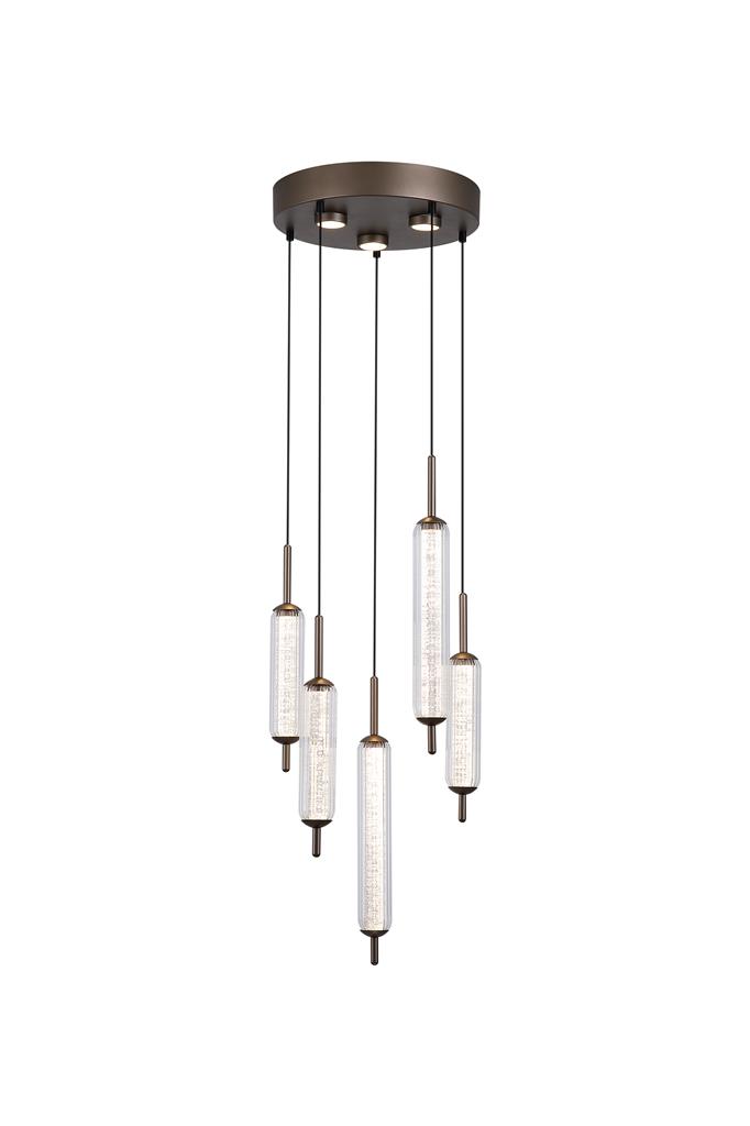 Cattail Ø37 Brun suspension De Searchlight - Cinq abat-jour cylindriques c&ocirc;tel&eacute;s en verre transparent sont suspendus avec gr&acirc;ce &agrave; une rosace ronde aux tons bruns, dont la forme &eacute;voque les roseaux.