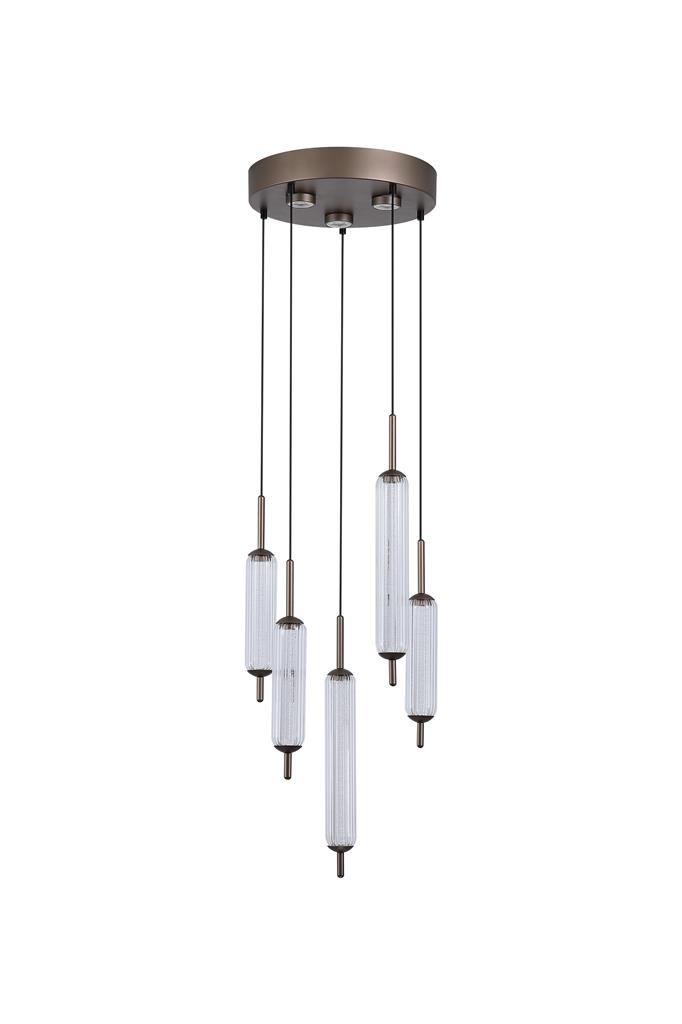 Cattail Ø37 Brun suspension De Searchlight - Cinq abat-jour cylindriques c&ocirc;tel&eacute;s en verre transparent sont suspendus avec gr&acirc;ce &agrave; une rosace ronde aux tons bruns, dont la forme &eacute;voque les roseaux.