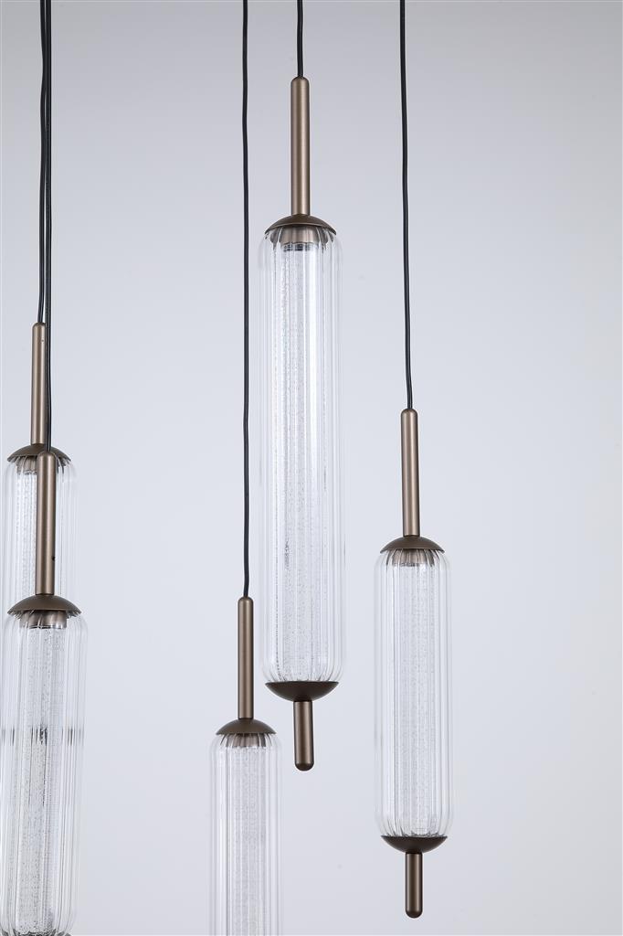 Cattail Ø37 Brun suspension De Searchlight - Cinq abat-jour cylindriques c&ocirc;tel&eacute;s en verre transparent sont suspendus avec gr&acirc;ce &agrave; une rosace ronde aux tons bruns, dont la forme &eacute;voque les roseaux.
