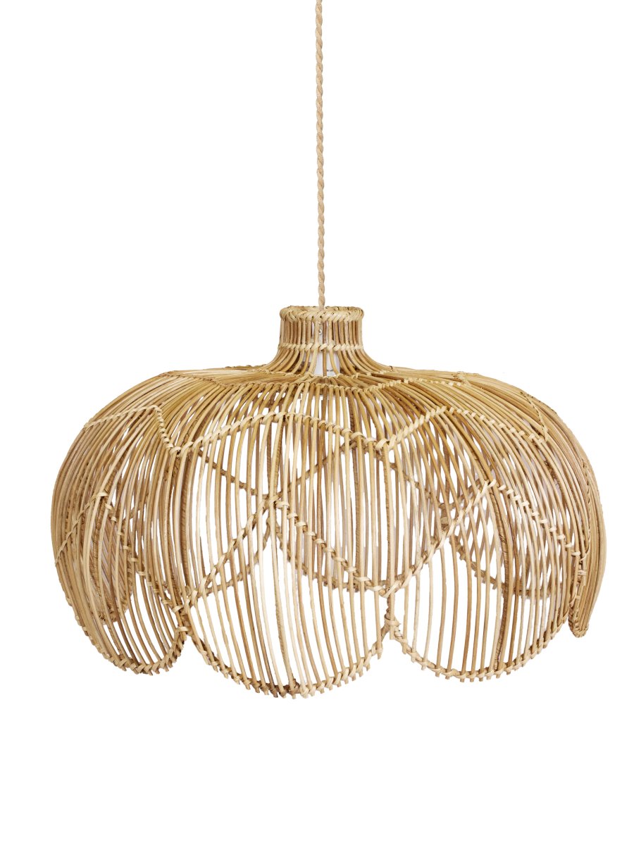 Belle Ø53 Nature suspension De PR Home - Fabriqu&eacute;e &agrave; partir de mat&eacute;riaux naturels, la lampe peut pr&eacute;senter des variations de couleur et de forme, et sa couleur peut &eacute;voluer avec le temps, ce qui ajoute &agrave; son charme et &agrave; son &eacute;l&eacute;gance.