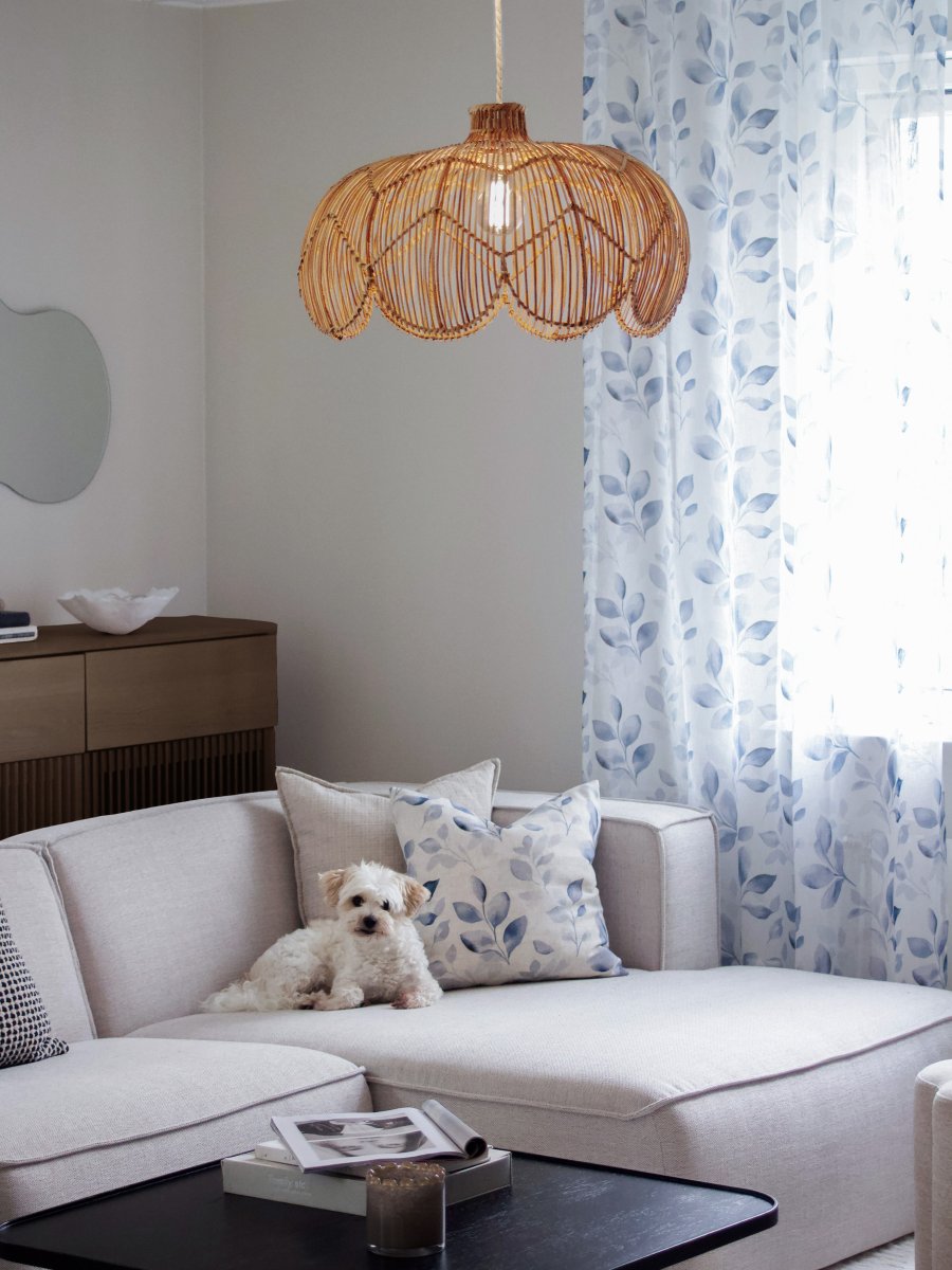 Belle Ø53 Nature suspension De PR Home - Fabriqu&eacute;e &agrave; partir de mat&eacute;riaux naturels, la lampe peut pr&eacute;senter des variations de couleur et de forme, et sa couleur peut &eacute;voluer avec le temps, ce qui ajoute &agrave; son charme et &agrave; son &eacute;l&eacute;gance.