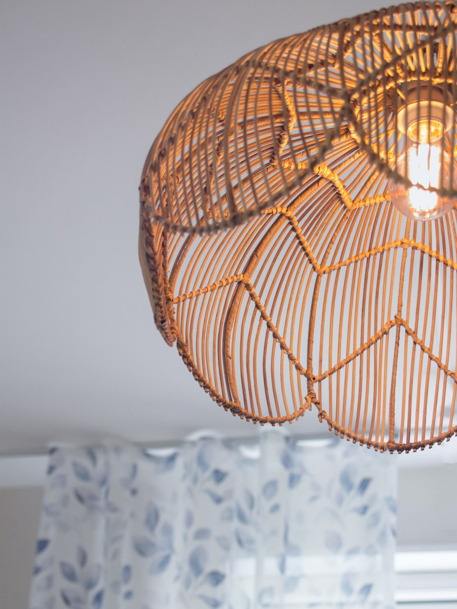 Belle Ø53 Nature suspension De PR Home - Fabriqu&eacute;e &agrave; partir de mat&eacute;riaux naturels, la lampe peut pr&eacute;senter des variations de couleur et de forme, et sa couleur peut &eacute;voluer avec le temps, ce qui ajoute &agrave; son charme et &agrave; son &eacute;l&eacute;gance.