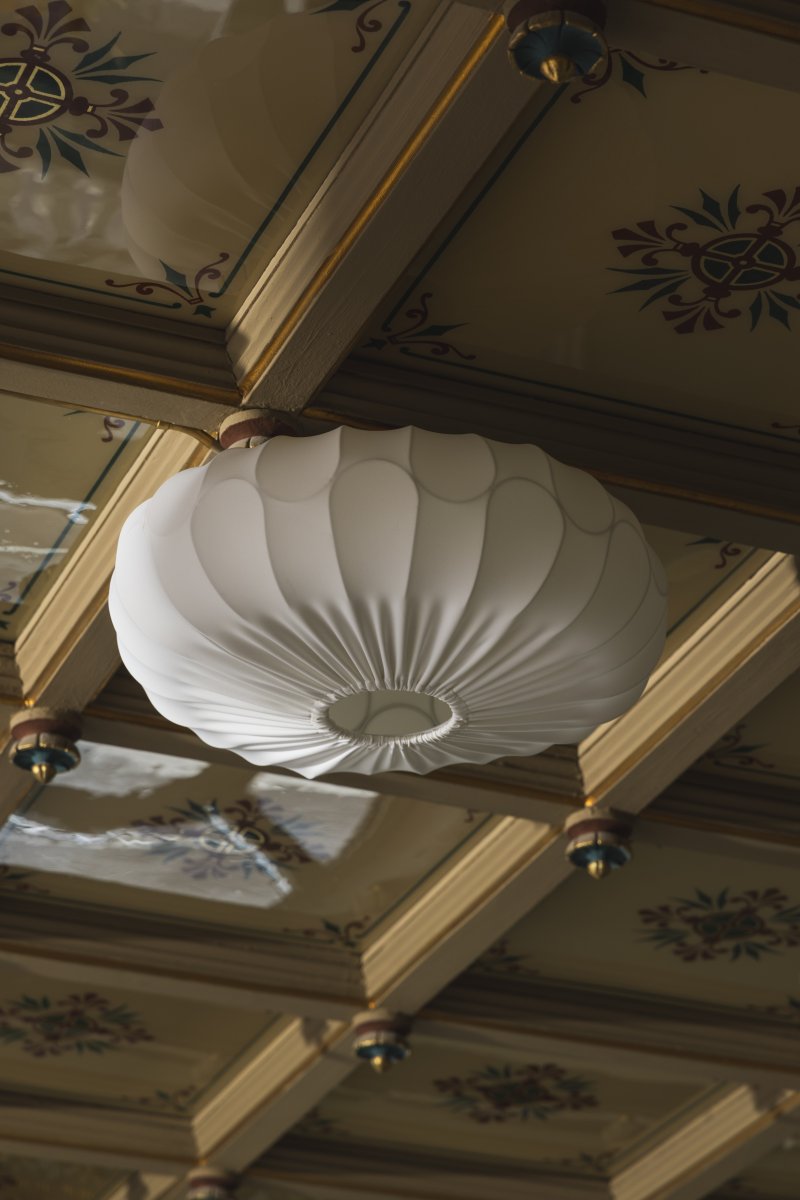 Bladverk Ø50 Blanc plafonnier De Globen Lighting - Confectionn&eacute; en tissu de coton extensible, Bladverk diffuse une lumi&egrave;re chaleureuse et accueillante qui sublime l'atmosph&egrave;re de toute pi&egrave;ce.