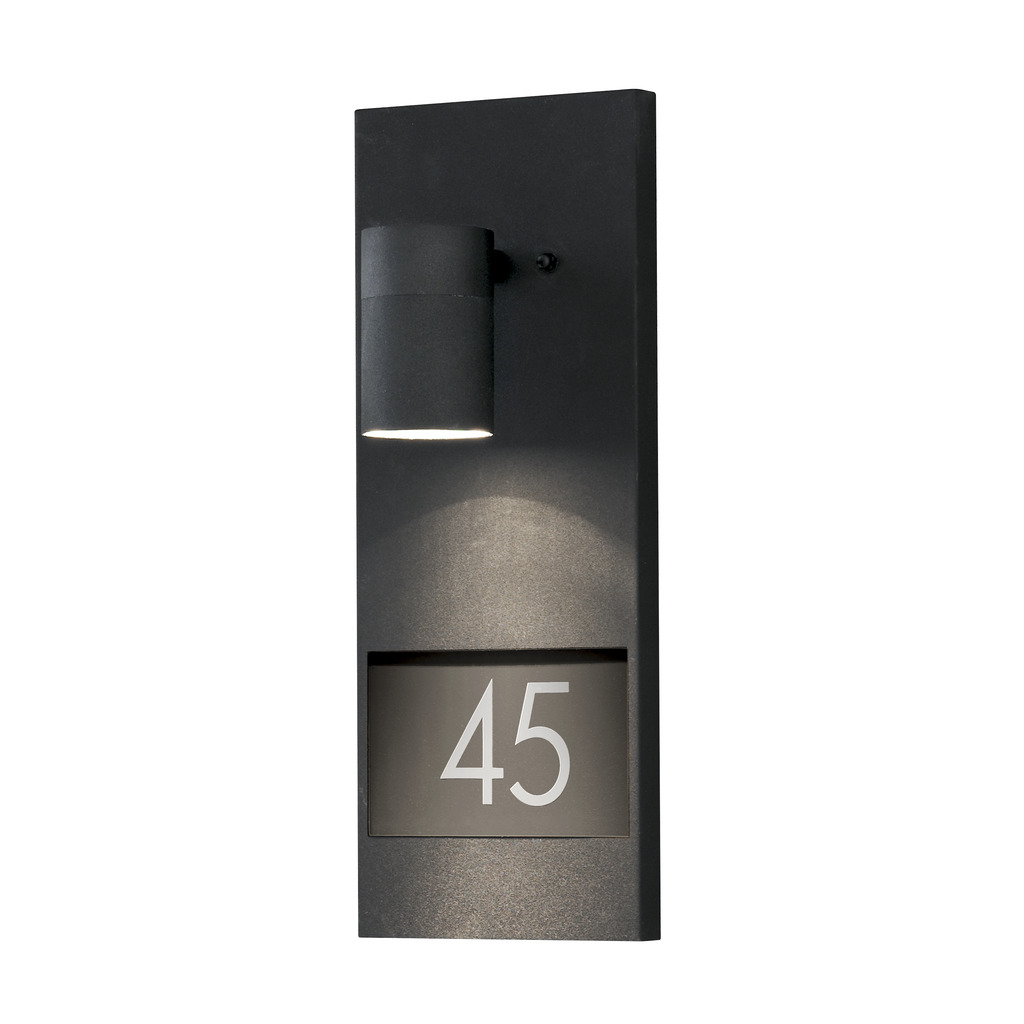 Modena Noir lampe d’extérieur De Konstsmide - Avec son design moderne et noir et son éclairage orienté vers le bas, il met clairement en valeur votre numéro de maison même dans les heures les plus sombres de la journée.