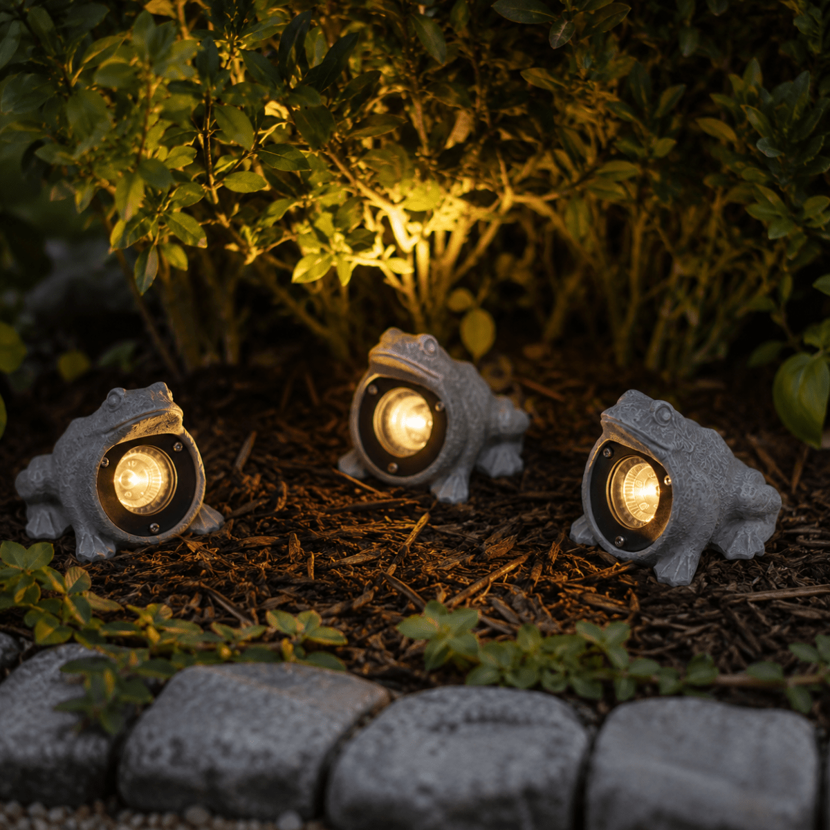 Amalfi Grenouilles Gris De Konstsmide - Ce set se compose de trois grenouilles d&eacute;coratives dot&eacute;es de LED int&eacute;gr&eacute;es qui diffusent une douce lumi&egrave;re blanche chaude, id&eacute;ale pour cr&eacute;er une ambiance chaleureuse au jardin, au bord de l'eau ou sur la terrasse.