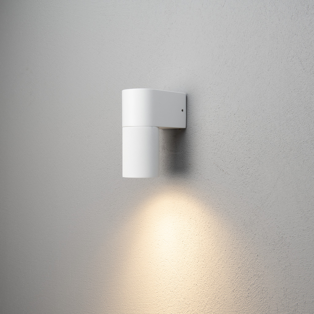 Temi Blanc lampe d’extérieur De Konstsmide - La lampe dirige la lumière vers le bas et crée une lueur douce et agréable qui offre sécurité et élégance dans les espaces extérieurs.