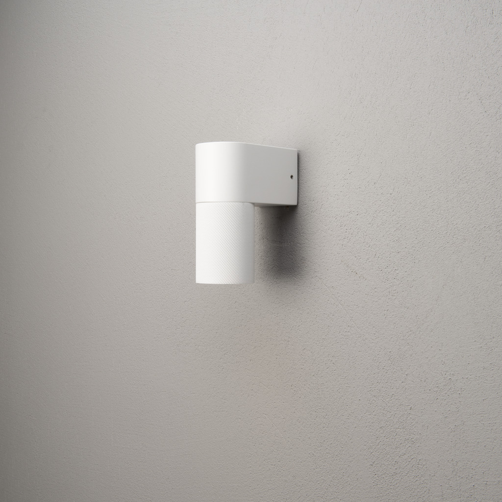 Temi Blanc lampe d’extérieur De Konstsmide - La lampe dirige la lumière vers le bas et crée une lueur douce et agréable qui offre sécurité et élégance dans les espaces extérieurs.