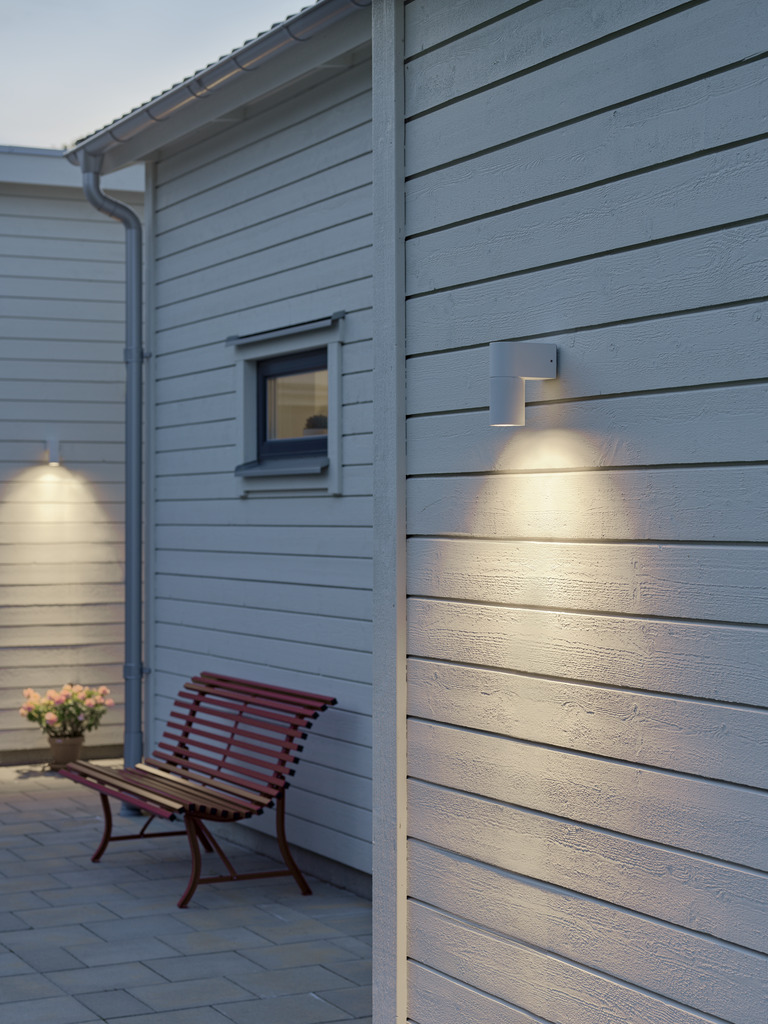 Temi Blanc lampe d’extérieur De Konstsmide - La lampe dirige la lumière vers le bas et crée une lueur douce et agréable qui offre sécurité et élégance dans les espaces extérieurs.