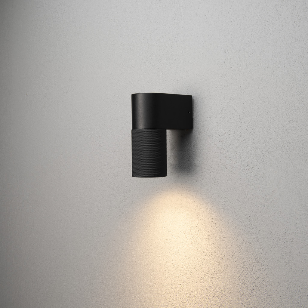 Temi Noir lampe d’extérieur De Konstsmide - La lampe dirige la lumi&egrave;re vers le bas et cr&eacute;e une lueur douce et agr&eacute;able qui offre s&eacute;curit&eacute; et &eacute;l&eacute;gance dans les espaces ext&eacute;rieurs.