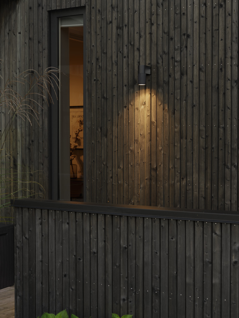 Temi Noir lampe d’extérieur De Konstsmide - La lampe dirige la lumi&egrave;re vers le bas et cr&eacute;e une lueur douce et agr&eacute;able qui offre s&eacute;curit&eacute; et &eacute;l&eacute;gance dans les espaces ext&eacute;rieurs.