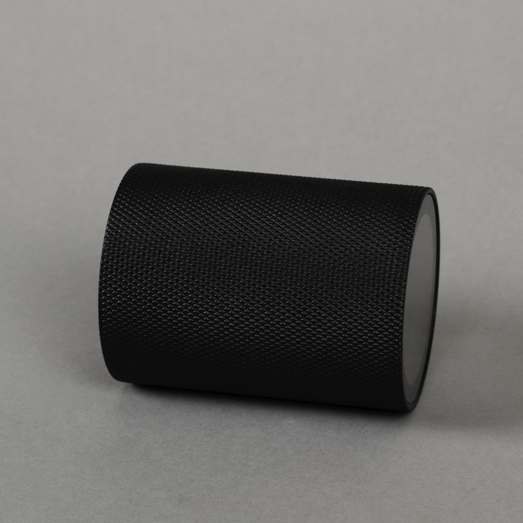 Temi Noir lampe d’extérieur De Konstsmide - Le design minimaliste et arrondi ajoute une touche sophistiqu&eacute;e et cr&eacute;e un beau jeu de lumi&egrave;re qui met en valeur la fa&ccedil;ade.