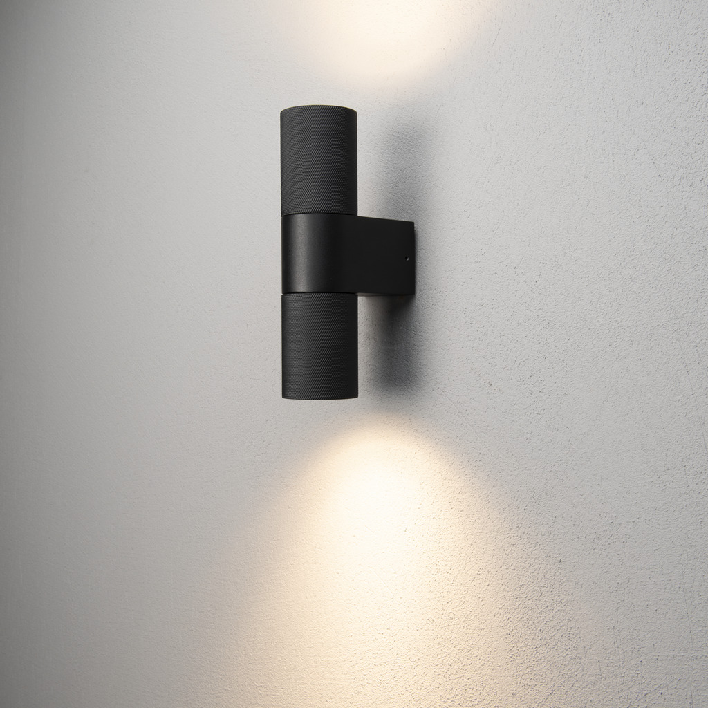 Temi Noir lampe d’extérieur De Konstsmide - Le design minimaliste et arrondi ajoute une touche sophistiqu&eacute;e et cr&eacute;e un beau jeu de lumi&egrave;re qui met en valeur la fa&ccedil;ade.