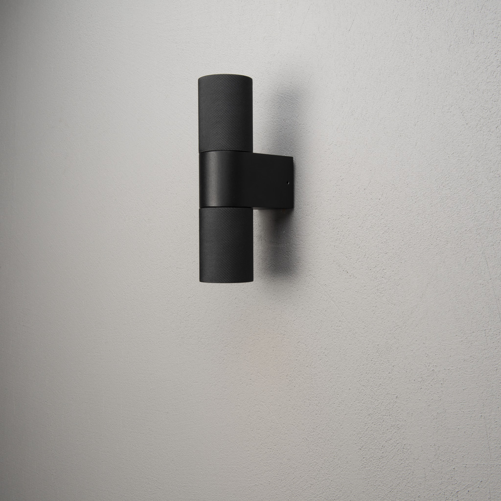Temi Noir lampe d’extérieur De Konstsmide - Le design minimaliste et arrondi ajoute une touche sophistiqu&eacute;e et cr&eacute;e un beau jeu de lumi&egrave;re qui met en valeur la fa&ccedil;ade.