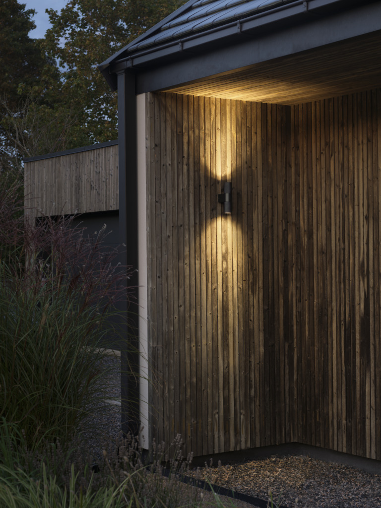 Temi Noir lampe d’extérieur De Konstsmide - Le design minimaliste et arrondi ajoute une touche sophistiqu&eacute;e et cr&eacute;e un beau jeu de lumi&egrave;re qui met en valeur la fa&ccedil;ade.