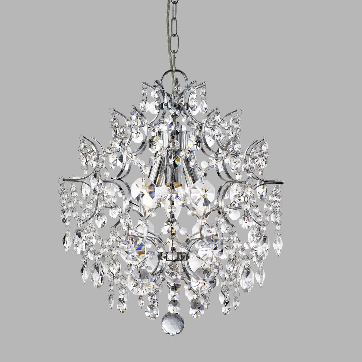 Harrietta Ø40 Chrome cristal De Searchlight - Le lustre complexe est rempli de détails décoratifs en cristal clair, qui pendent de petites spirales de couleur chrome et complètent les trois sources lumineuses centrales.