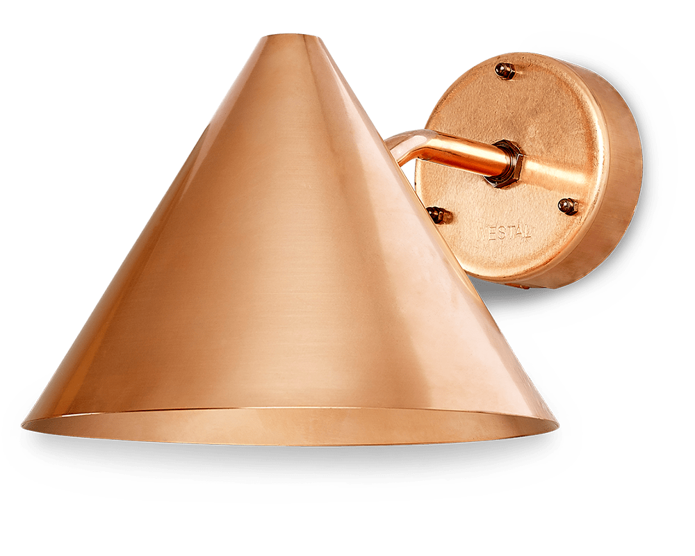 Tratt LED cuivre brut lampe d’extérieur De Westal - Disponible dans divers mat&eacute;riaux robustes adapt&eacute;s au climat nordique, elle convient &agrave; une utilisation int&eacute;rieure et ext&eacute;rieure, aussi bien dans les espaces publics que priv&eacute;s.